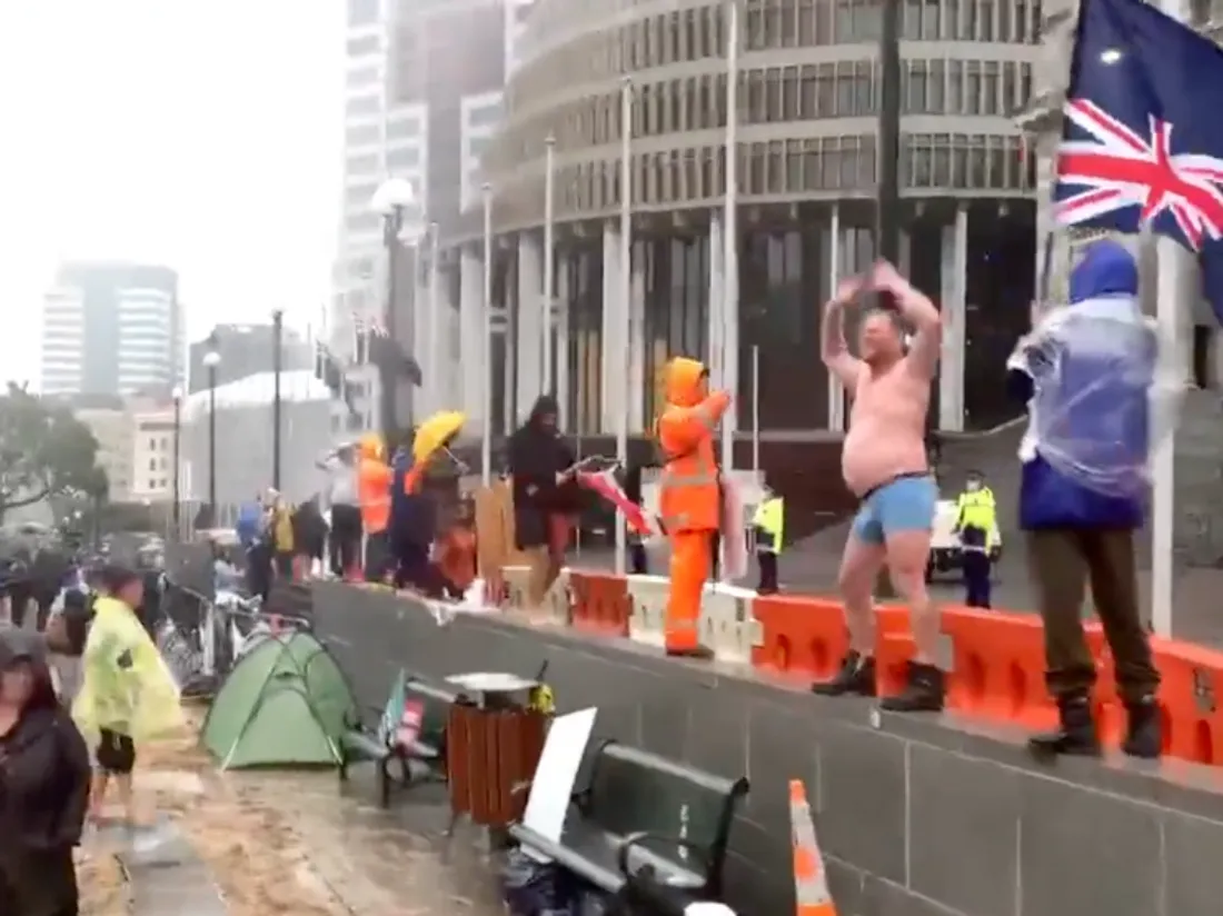 Nouvelle-Zélande : la “Macarena” diffusée en boucle pour disperser les manifestants (vidéo)